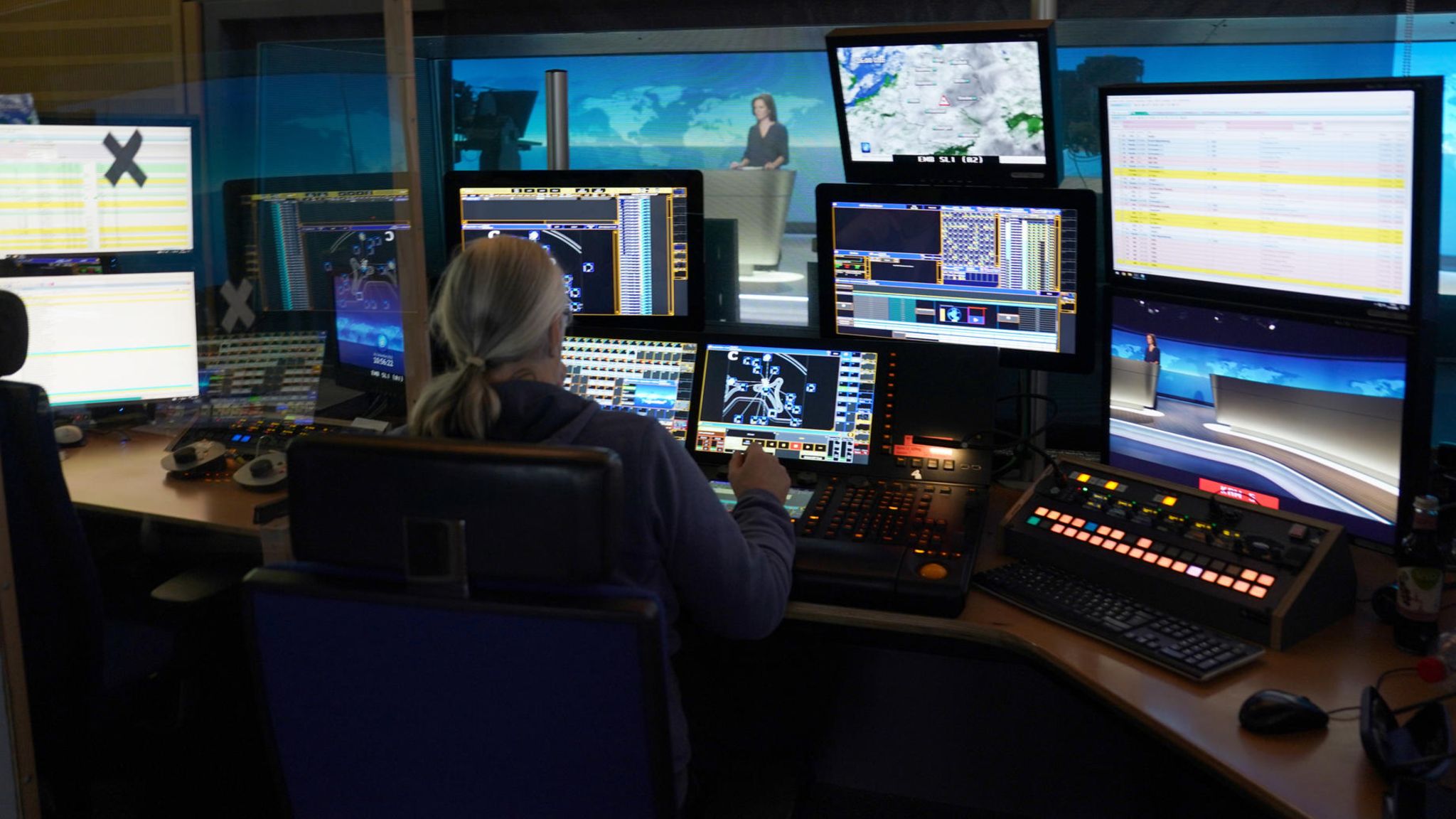 Blick aus dem Regieraum während einer Moderation im Nachrichten-TV-Studio von ARD-aktuell auf dem NDR-Gelände