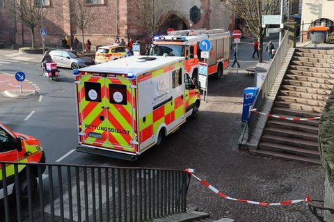Feuerwehr und Rettungsdienste am Tatort in Aschaffenburg