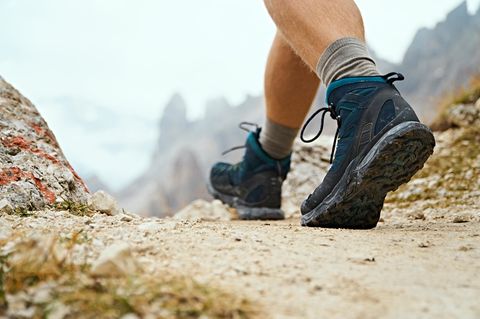 Ein Wanderer trägt Jack Wolfskin Schuhe.