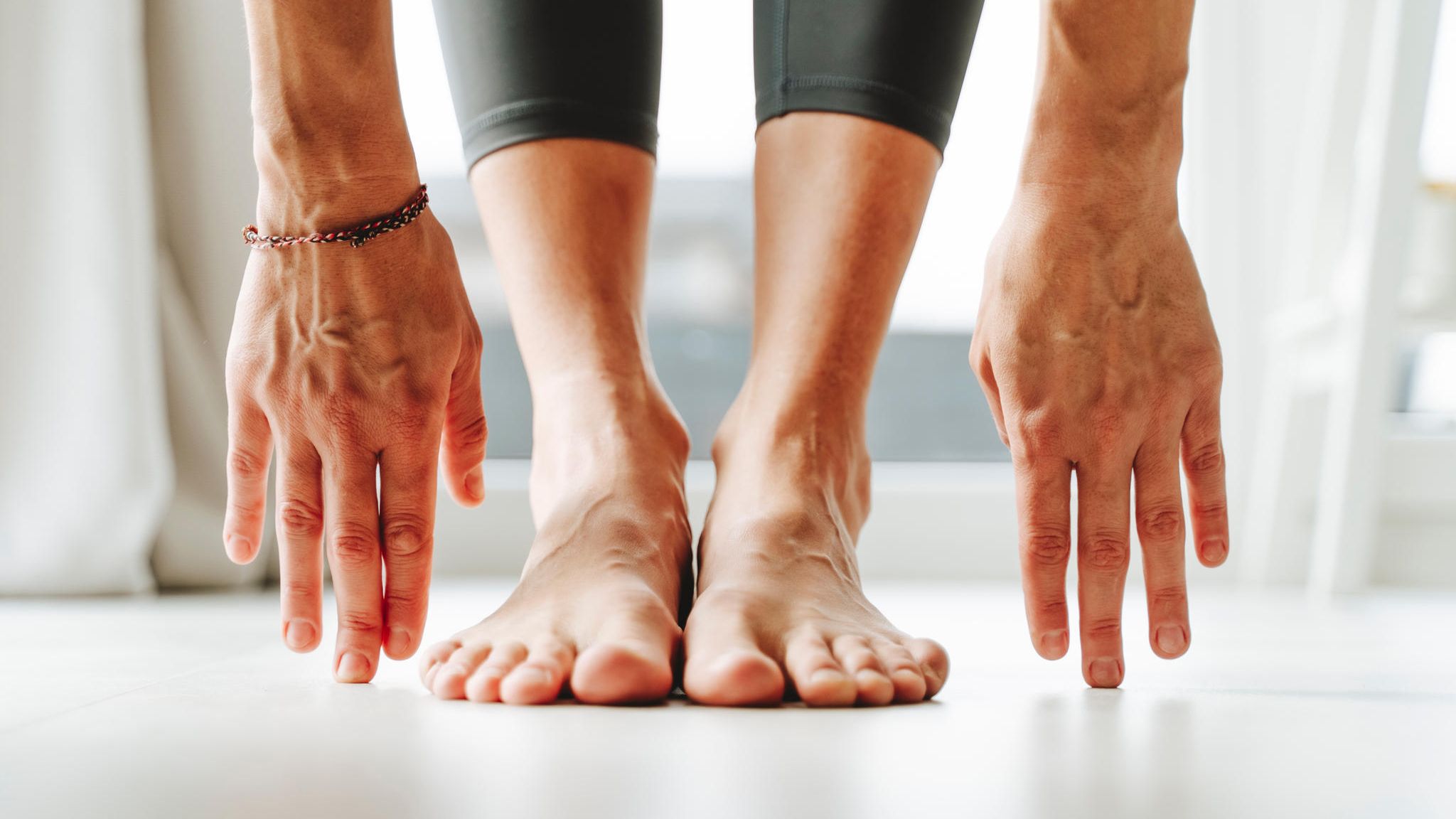 Eine Frau praktiziert eine Yoga-Übung