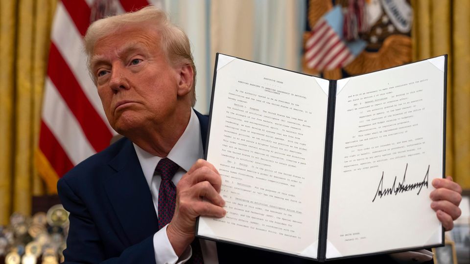 US-Präsident Donald Trump präsentiert ein gerade unterzeichnetes Dekret