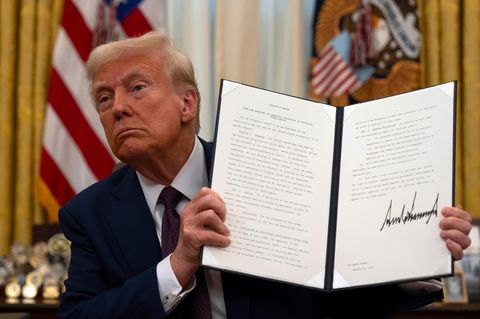 US-Präsident Donald Trump präsentiert ein gerade unterzeichnetes Dekret