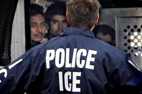 Ein Beamter der Grenzschutzbehörde ICE im Einsatz in Newark