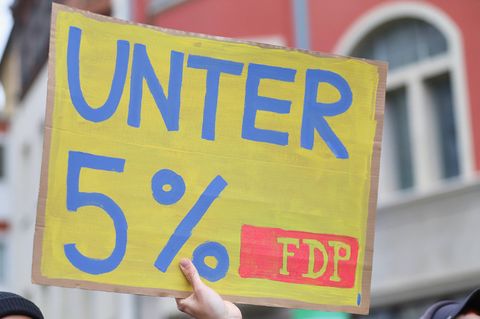 Ein Plakat fordert, dass die FDP bei der Bundestagswahl an der Fünf-Prozent-Hürde scheitert