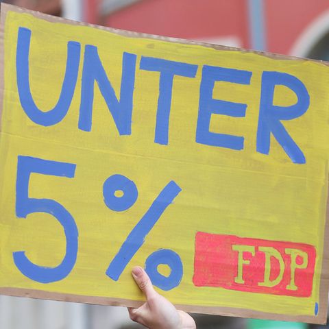A poster demands that the FDP fail at the five percent hurdle in the Bundestag election