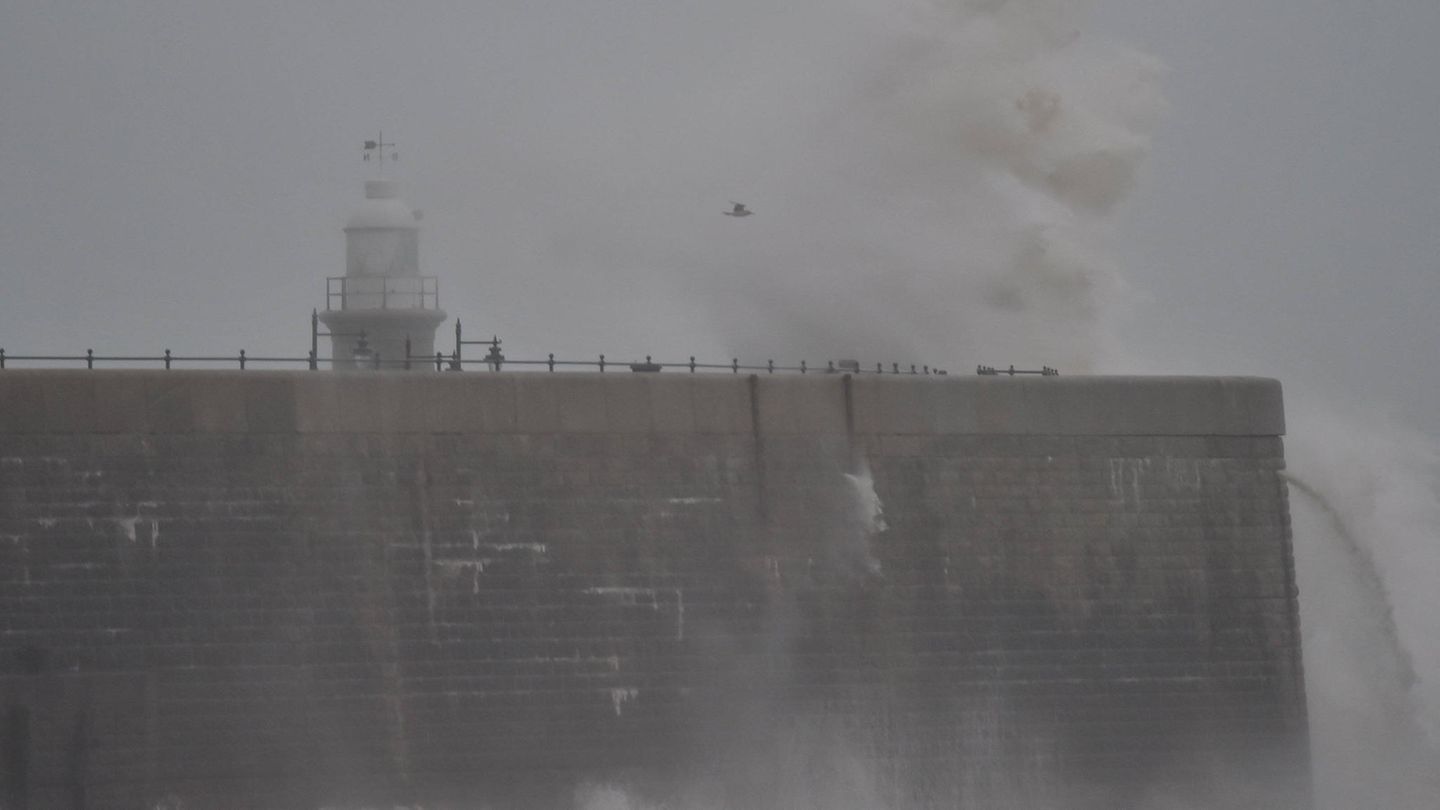 Mit Windgeschwindigkeiten von bis zu 183 Kilometer pro Stunde peitscht Sturm Éowyn das Meer gegen die Hafenmauern, wie hier in Folkestone, westlich von London