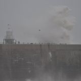 Mit Windgeschwindigkeiten von bis zu 183 Kilometer pro Stunde peitscht Sturm Éowyn das Meer gegen die Hafenmauern, wie hier in Folkestone, westlich von London