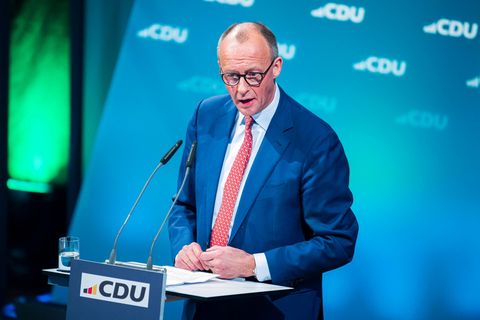 Friedrich Merz steht an einem Pult und hält eine Rede