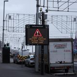 Die Behörden in Irland und Großbritannien haben bereits am Donnerstag die höchste Warnstufe ausgerufen. Im ganzen Vereinigten Königreich weisen Schilder auf die Gefahr hin, die von dem Sturm ausgeht