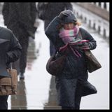 Auch wenn Éowyn viel feuchte Luft im Gepäck hat, hilft ein Regenschirm bei starkem Wind nur bedingt. Das muss auch dieser Mann in London feststellen