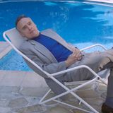 Dennis Hopper relaxt am Pool