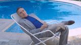 Dennis Hopper relaxt am Pool