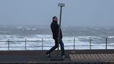 Noch kann sich dieser Spaziergänger in Blackpool, an der Westküste Englands, den Böen entgegenstellen. Doch das wird er wohl nicht mehr lange schaffen. Die Behörden bitten die Bevölkerung, zu Hause zu bleiben