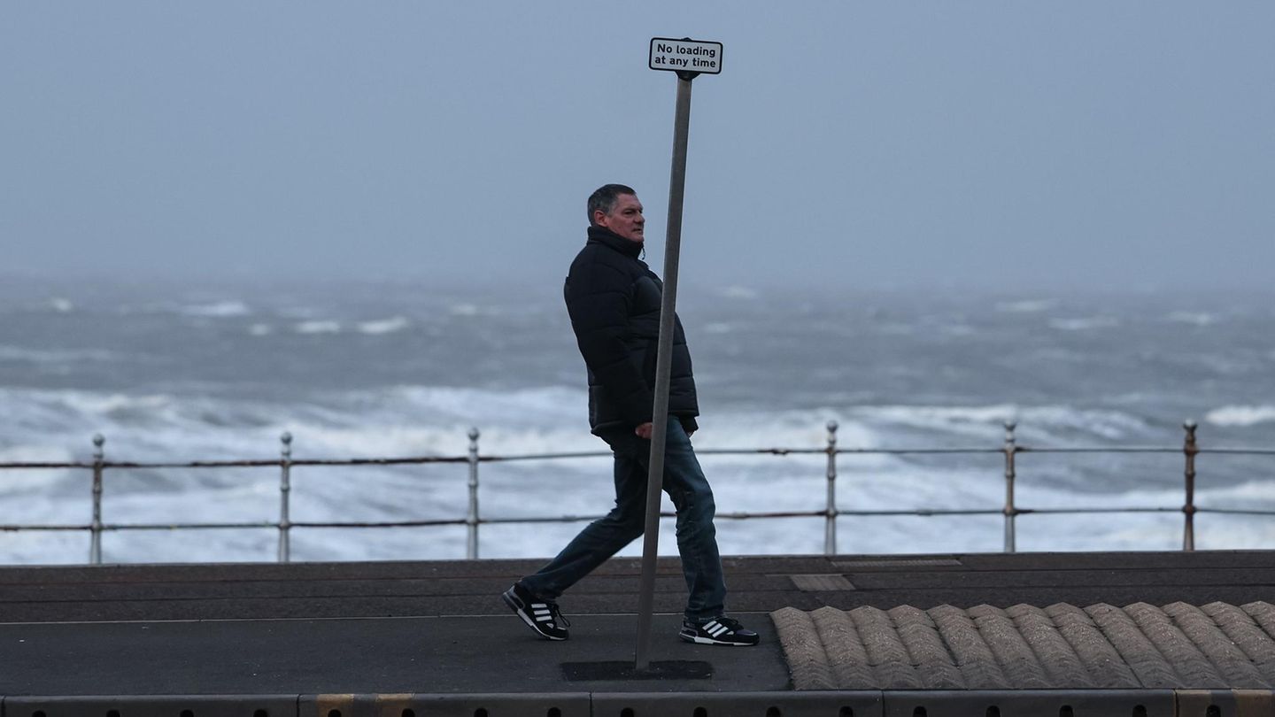 Noch kann sich dieser Spaziergänger in Blackpool, an der Westküste Englands, den Böen entgegenstellen. Doch das wird er wohl nicht mehr lange schaffen. Die Behörden bitten die Bevölkerung, zu Hause zu bleiben