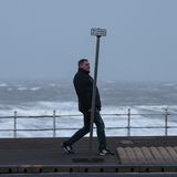Noch kann sich dieser Spaziergänger in Blackpool, an der Westküste Englands, den Böen entgegenstellen. Doch das wird er wohl nicht mehr lange schaffen. Die Behörden bitten die Bevölkerung, zu Hause zu bleiben