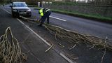 Der Höhepunkt des Sturms hat das Festland noch nicht einmal erreicht, doch schon jetzt sind erste Auswirkungen zu sehen. In Dublin fielen bereits Bäume auf Straßen