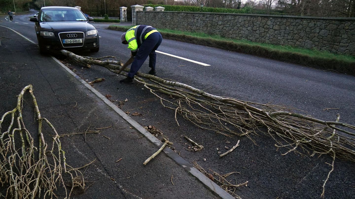 Der Höhepunkt des Sturms hat das Festland noch nicht einmal erreicht, doch schon jetzt sind erste Auswirkungen zu sehen. In Dublin fielen bereits Bäume auf Straßen