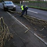 Der Höhepunkt des Sturms hat das Festland noch nicht einmal erreicht, doch schon jetzt sind erste Auswirkungen zu sehen. In Dublin fielen bereits Bäume auf Straßen