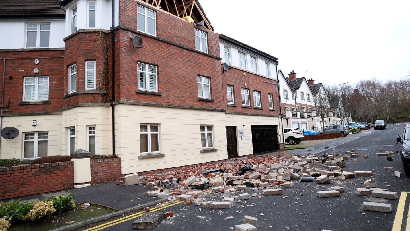 In der nordirischen Stadt Belfast hast der Sturm bereits einzelne Häuser beschädigt. Es ist zu befürchten, dass es nicht das einzige Gebäude bleibt