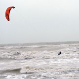 Dieser Kitesurfer in West Sussex, Großbritannien, ist wohl einer von wenigen "Sturmgewinnern". Starker Wind, hohe Wellen – was für viele ein Albtraum bedeutet, sind für ihn beste Bedingungen