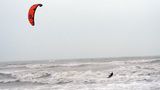 Dieser Kitesurfer in West Sussex, Großbritannien, ist wohl einer von wenigen "Sturmgewinnern". Starker Wind, hohe Wellen – was für viele ein Albtraum bedeutet, sind für ihn beste Bedingungen