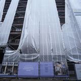 Auch bei einem weiteren Hamburger Signa-Projekt, den Flüggerhöfen in der Innenstadt, ruhten seit Herbst 2023 die Bauarbeiten. In dem denkmalgeschützten Gebäudeensemble rund um das Flüggerhaus, einem historischen Kontorhaus, sollten auf mehreren Tausend Quadratmetern Büros, Einzelhandelsflächen und Wohnungen geschaffen werden. Im Sommer 2024 kaufte der Hamburger Investor Harm Müller-Spreer die vier aneinander grenzenden Immobilien aus der Insolvenz. Statt wie ursprünglich geplant bis 2024 werden die Gebäude nicht vor 2026 fertig saniert sein