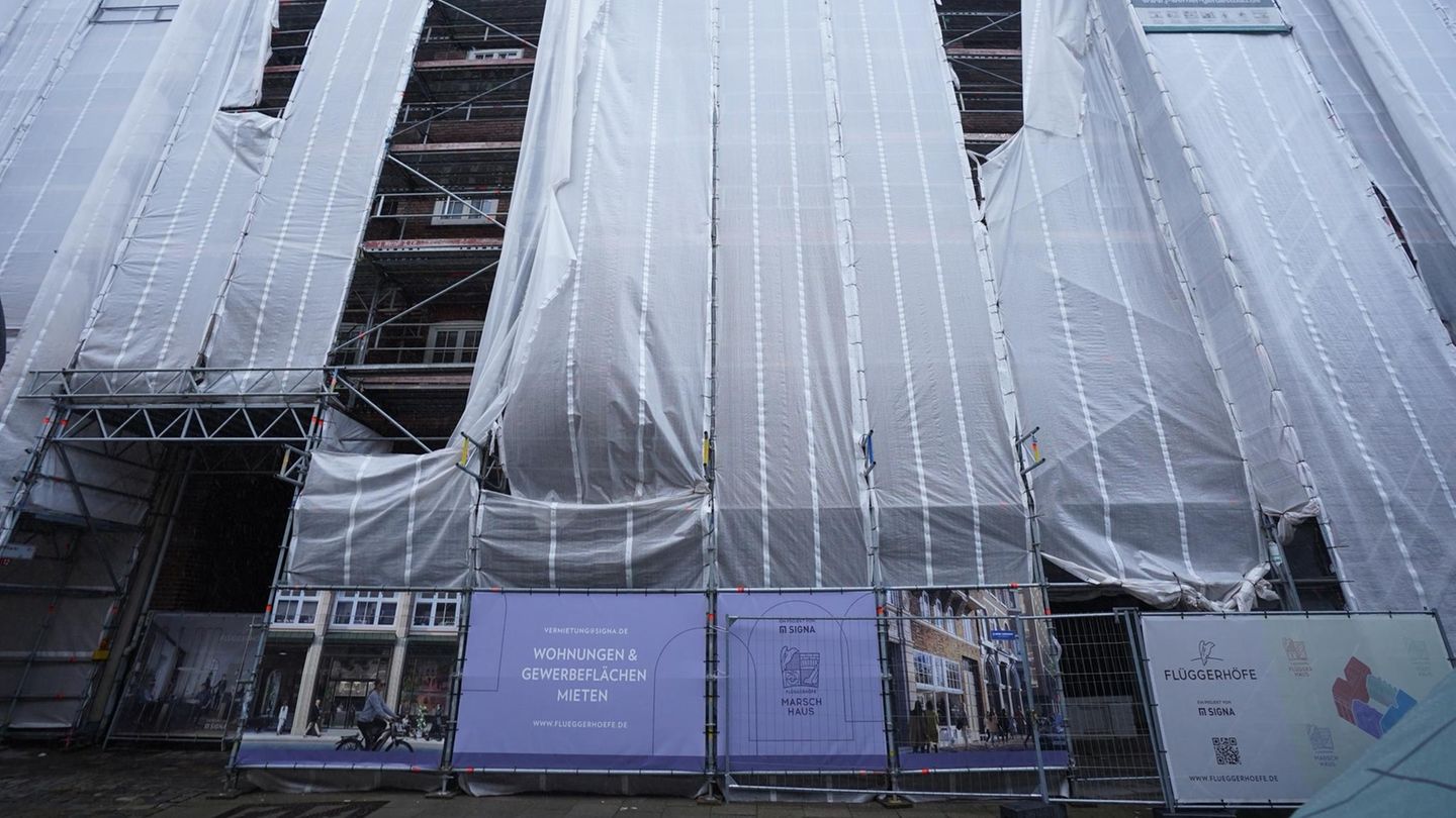 Flüggerhöfe Auch bei einem weiteren Hamburger Signa-Projekt, den Flüggerhöfen in der Innenstadt, ruhten seit Herbst 2023 die Bauarbeiten. In dem denkmalgeschützten Gebäudeensemble rund um das Flüggerhaus, einem historischen Kontorhaus, sollten auf mehreren Tausend Quadratmetern Büros, Einzelhandelsflächen und Wohnungen geschaffen werden. Im Sommer 2024 kaufte der Hamburger Investor Harm Müller-Spreer die vier aneinander grenzenden Immobilien aus der Insolvenz. Statt wie ursprünglich geplant bis 2024 werden die Gebäude nicht vor 2026 fertig saniert sein