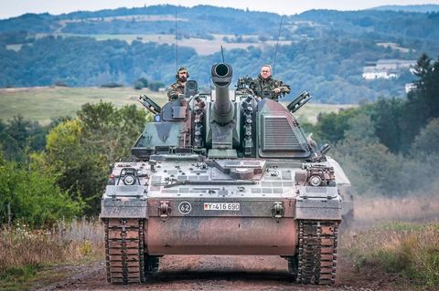 Einsatzbereit für die Ukraine? Eine Panzerhaubitze 2000 der Bundeswehr bei einer Nato-Übung an der Artillerie-Schule im hessischen Idar-Oberstein. Mit an Bord: Verteidigungsminister Boris Pistorius