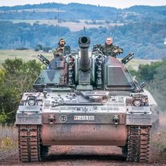 Einsatzbereit für die Ukraine? Eine Panzerhaubitze 2000 der Bundeswehr bei einer Nato-Übung an der Artillerie-Schule im hessischen Idar-Oberstein. Mit an Bord: Verteidigungsminister Boris Pistorius