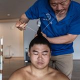 Sumo-Friseur in Tokio bindet Knoten