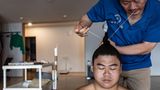 Sumo-Friseur in Tokio bindet Knoten