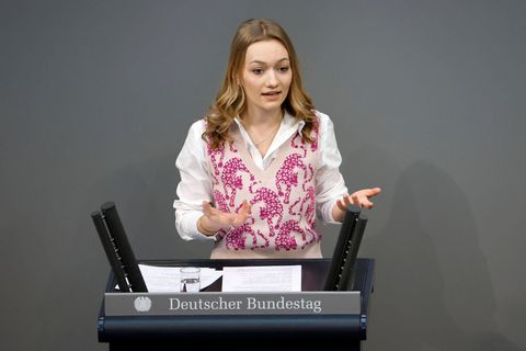 Emily Vontz am Rednerpult im Bundestag