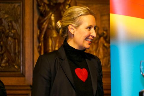 Alice Weidel trägt einen Pulli mit einem Herz-Symbol