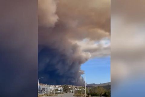 Eine Videoaufnahme zeigt eine dicke Rauchwolke über einem Ort nahe Los Angeles