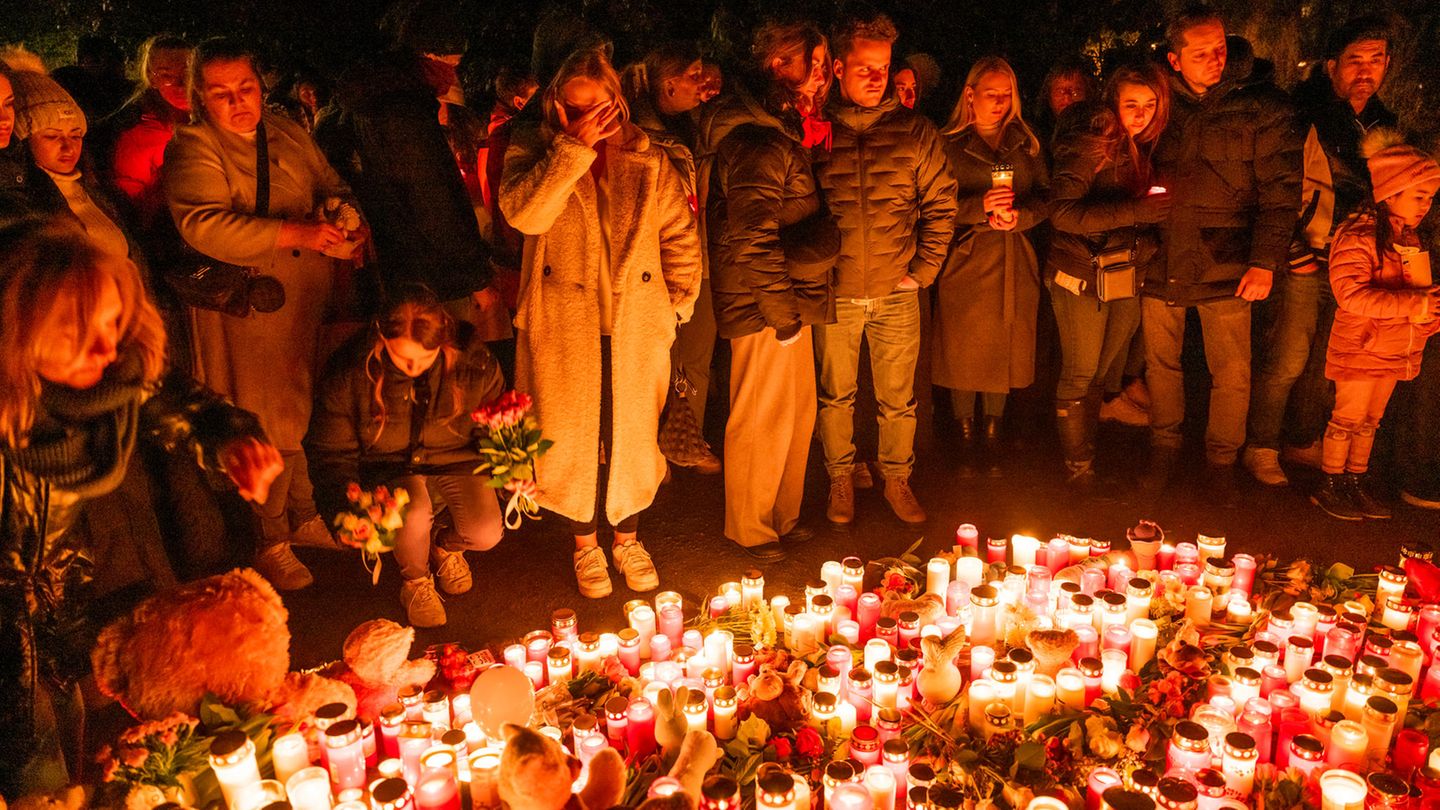 Nach der Tat von Aschaffenburg  trauern Menschen