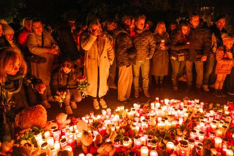 Nach der Tat von Aschaffenburg  trauern Menschen