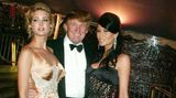 Melania Trump mit Donald Trump und dessen Tochter Ivana auf der Met Gala 2004
