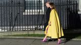 Melania Trump in gelbem Mantel und pinken Schuhen an der Seite ihres Mannes in London