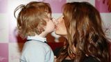 Melania Trump küsst ihren zweijährigen Sohn Barren auf einer Wohltätigkeitsveranstaltung