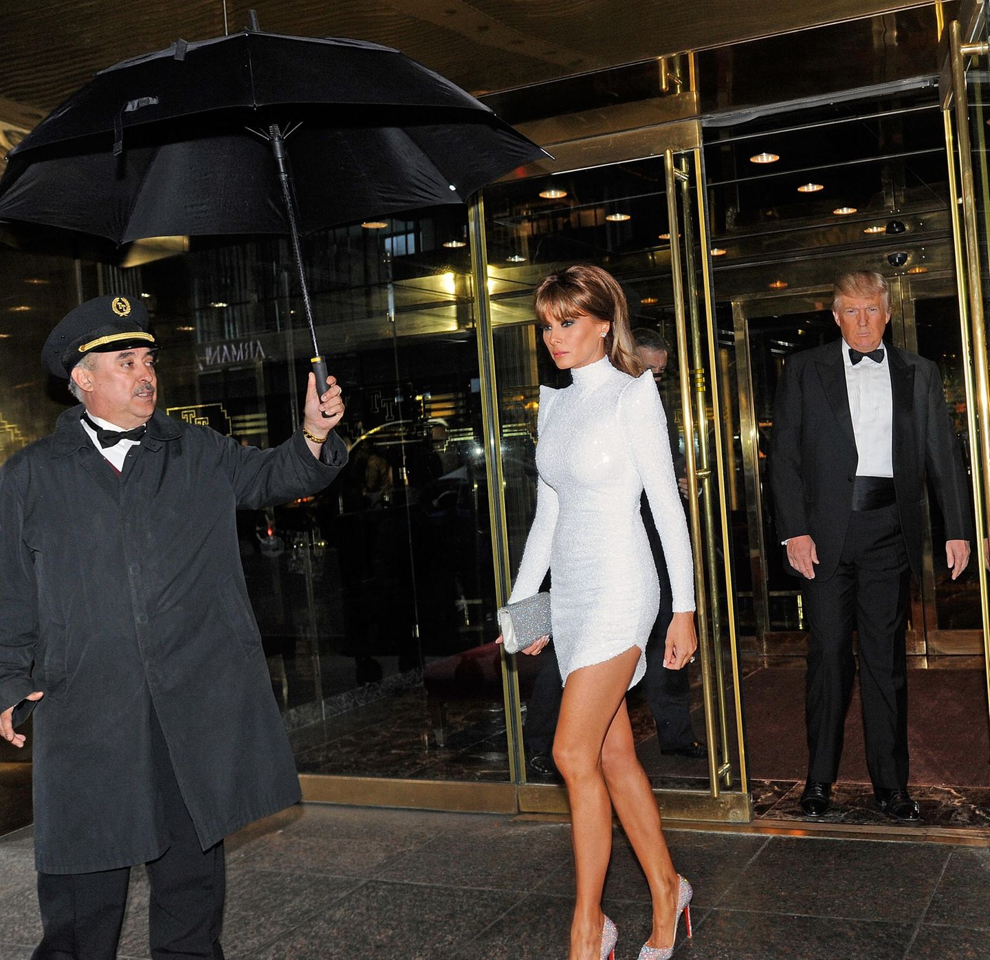 Melania Trump verlässt den Trump Tower im glitzernden Minikleid, hinter hier tritt Donald Trump aus der Tür Melania Trump verlässt den Trump Tower im glitzernden Minikleid, hinter hier tritt Donald Trump aus der Tür