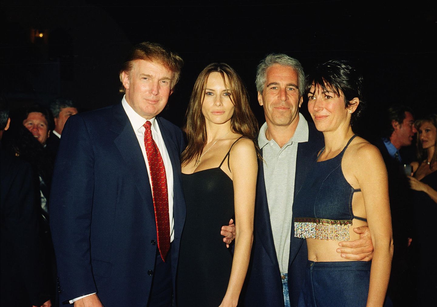 Melania Knauss und Donald Trump posieren mit dem Investmentbanker Jeffrey Epstein und Ghislaine Maxwell