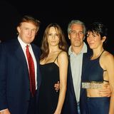 Melania Knauss und Donald Trump posieren mit dem Investmentbanker Jeffrey Epstein und Ghislaine Maxwell