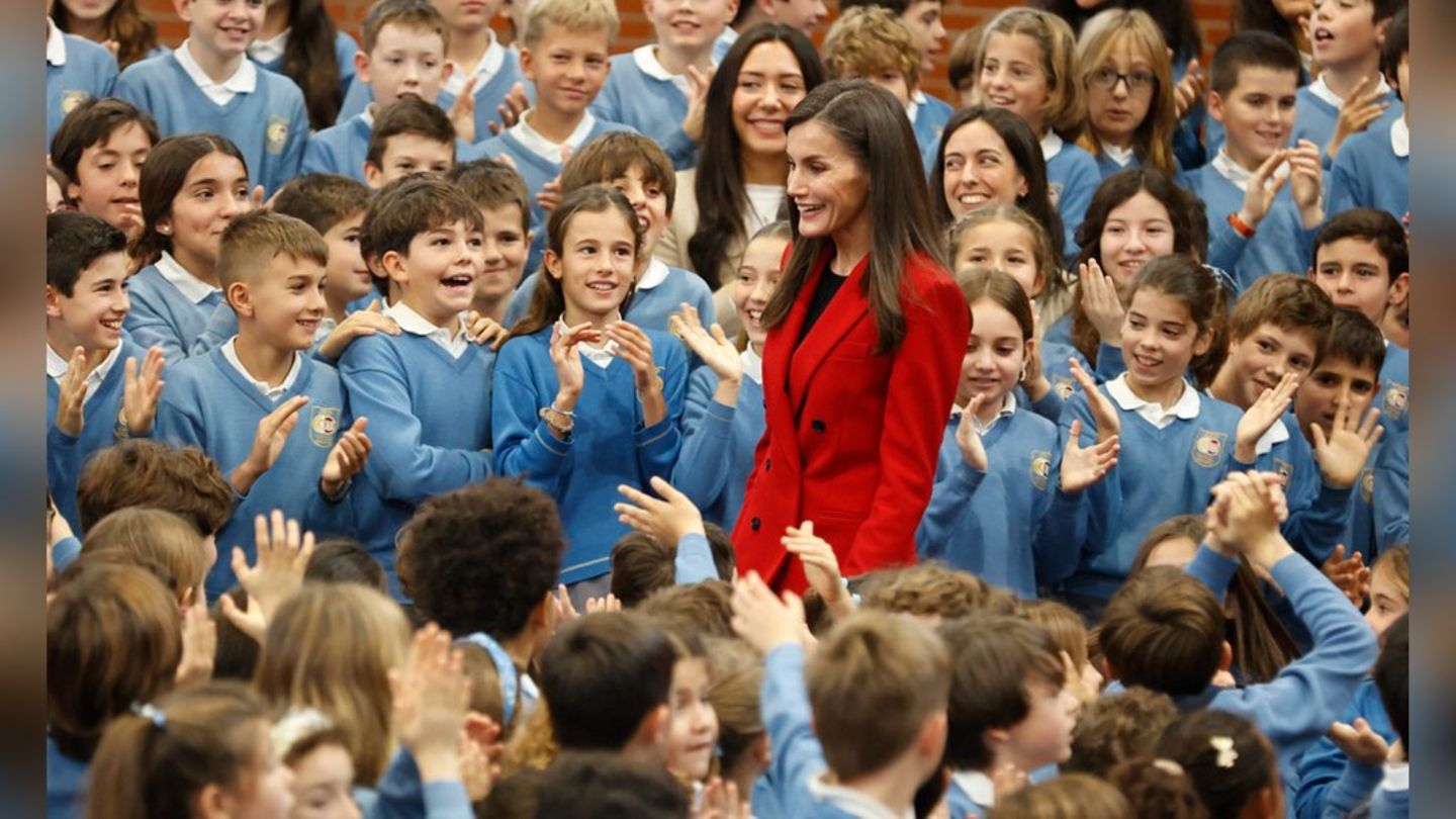 Im roten Hosenanzug: Letizia von Spanien strahlt bei Schulbesuch