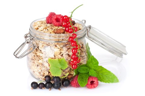 Gesundes Frühstück mit Müsli und Beeren