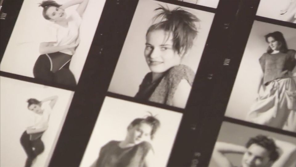 Der Fotograf Stane Jerko hält die ersten Modelfotos der First Lady Melania Trump in den Händen