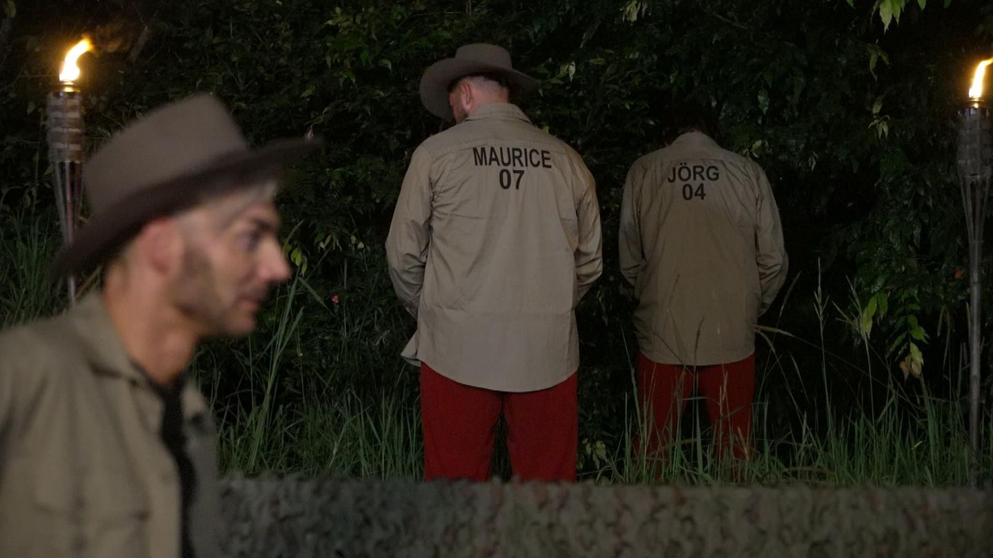Maurice Dziwak und Jörg Dahlmann pinkeln ins Gebüsch