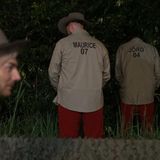 Maurice Dziwak und Jörg Dahlmann pinkeln ins Gebüsch