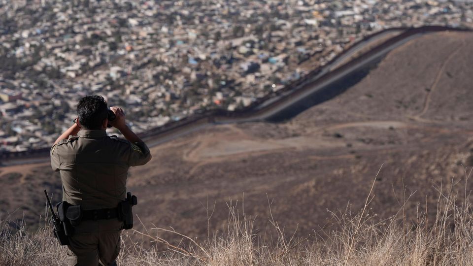 "Größte Massenabschiebungen": Hunderte Migranten müssen die USA verlassen Nationaler Notstand und Soldaten an der Grenze: Trumps angekündigte Massenabschiebungen haben begonnen. Als Folge bleiben leere, mexikanische Viertel und Angst in der Bevölkerung.