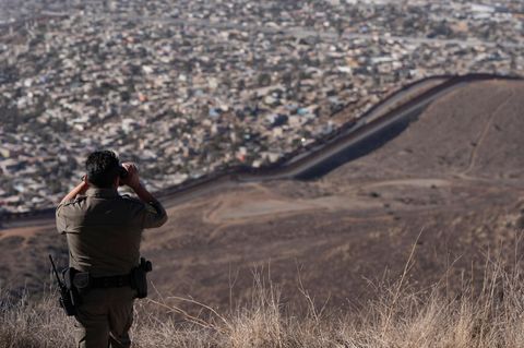 Nationaler Notstand und Soldaten an der Grenze: Trumps angekündigte Massenabschiebungen haben begonnen. Als Folge bleiben leere, mexikanische Viertel und Angst in der Bevölkerung.