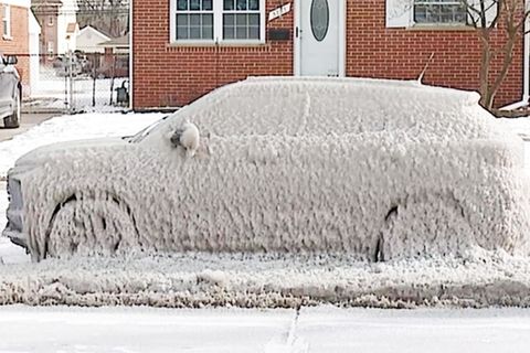 Ein parkender SUV ist mit einer dicken Eisschicht überzogen